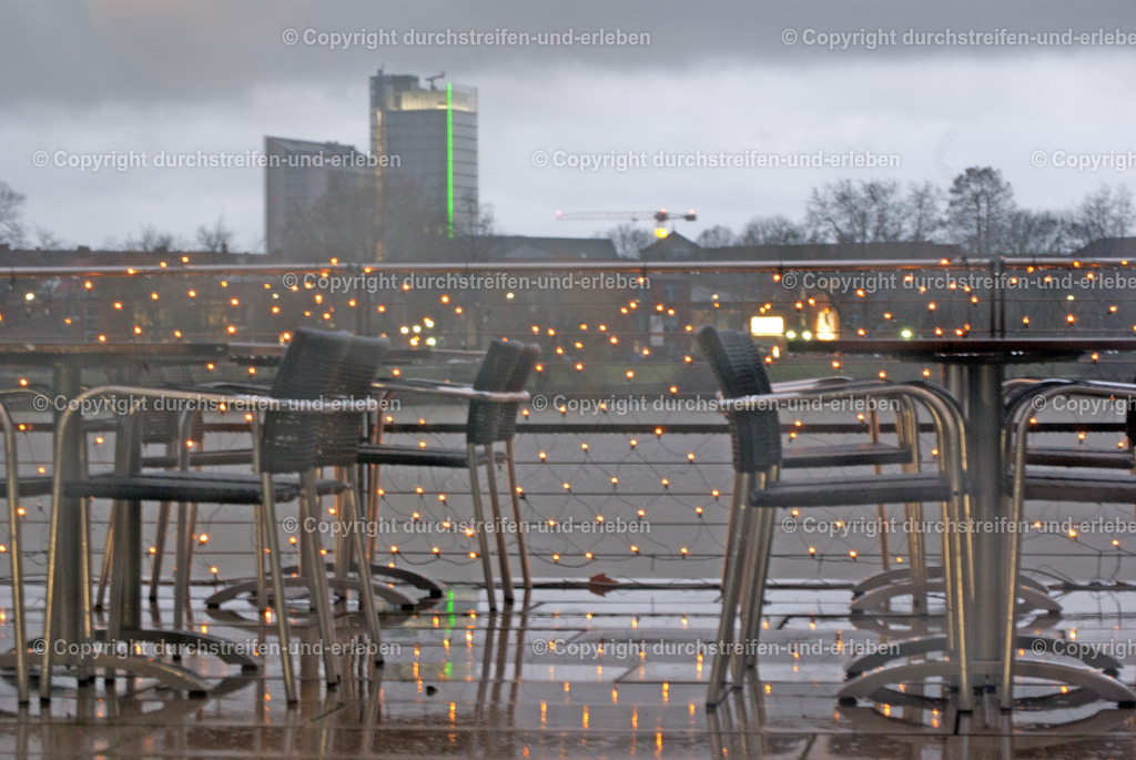 MIschung aus kühler Bestuhlung, Weihnachtsbeleuchtung, Aasee und futuristischem LVM-Gebäude | MIschung aus kühler Bestuhlung, Weihnachtsbeleuchtung, Aasee und futuristischem LVM-Gebäude Kristall, entworfen von Duk-Kyu Ryang. - Realisiert mit Pictrs.com