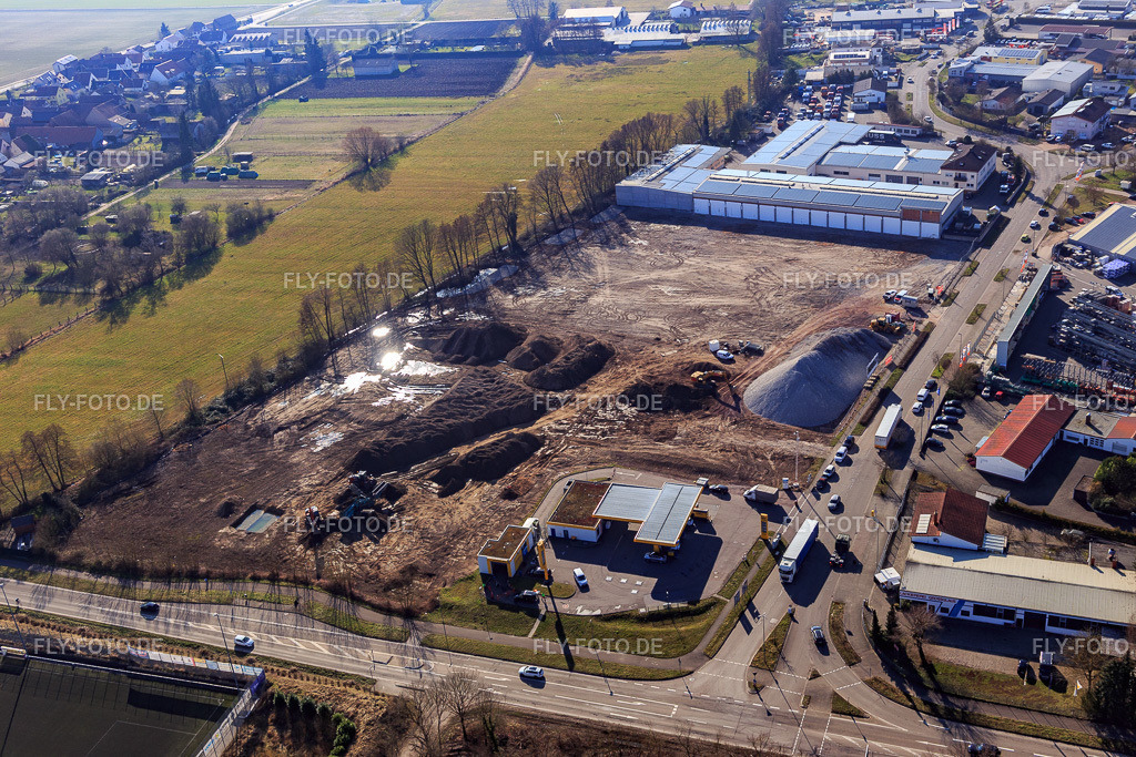 Baustelle zur Erschliessung des neuen Logistikpark der HANSAINVEST und DFI-Real-Estate Kandel nach Abriss des OBI-Markts https://www.hansainvest.de/ https://www.dfi-re.com/ | Luftbild: Baustelle zur Erschliessung des neuen Logistikpark der HANSAINVEST und DFI-Real-Estate Kandel nach Abriss des OBI-Markts https://www.hansainvest.de/ https://www.dfi-re.com/ im Ortsteil Minderslachen in Kandel im Bundesland Rheinland-Pfalz in Deutschland. Foto: IMG_145376.jpg vom 05.03.2025 durch Werner Riehm/FLY-FOTO.de - Realisiert mit Pictrs.com