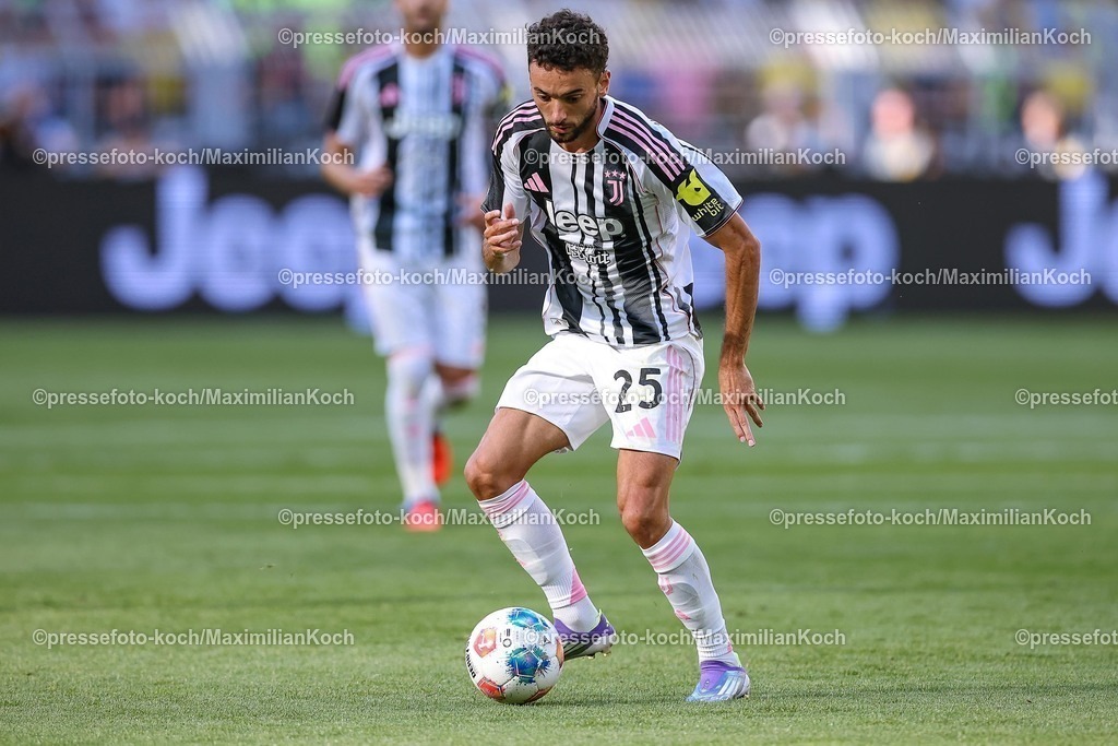 BVB10082501035 | 10.08.2025, Fußball, Borussia Dortmund - Juventus Turin, Testspiel, Signal Iduna Park, Saison 2025 2026: Joao Mario&nbsp;(Juventus Turin #25) DFB regulations prohibit any use of photographs as image sequences and or quasi-video.
