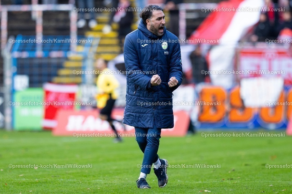 xKWIx26102501056 | 26.10.2025, xkwix, Fußball, Regionalliga West, FC Gütersloh - Sportfreunde Siegen, Ohlendorf Stadion im Heidewald: Julian Hesse (Trainer FC Gütersloh) beim Jubel nach dem 3:2 Sieg für Gütersloh
