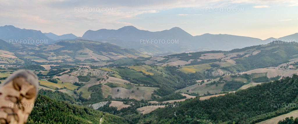 Aerial view: View of the town in Cartoceto in the state The Marches, Italy. – Photo: IMG_43088-Bearbeitet.jpg taken on 07/16/2011 by Werner Riehm/FLY-FOTO.com – Resolution of the original: 5558 x 2318 px