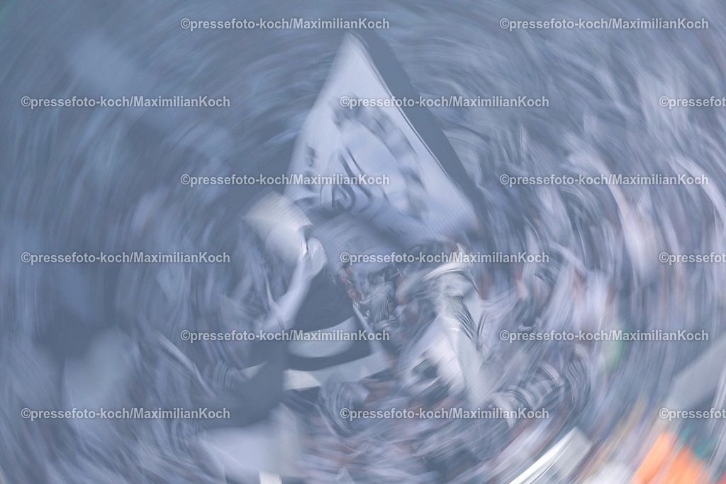 BMG02082501036 | 02.08.2025, Fußball, Borussia Mönchengladbach - FC Valencia, 125 Jahrfeier Jubiläumsspiel, Borussia-Park, Saison 2025 2026: Feature Fans mit Flaggen Fahnen in der Nordkurve Dynamisch Dynamik DFB regulations prohibit any use of photographs as image sequences and or quasi-video.