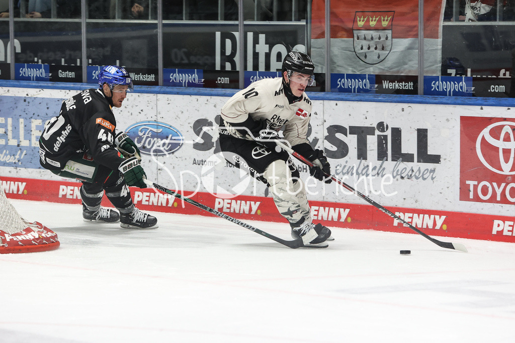 Augsburger Panther - Kölner Haie | im Duell mit Justin SCHUETZ (KEC #10) - Tim SCHUELE (AEV #40) / Zweikampf