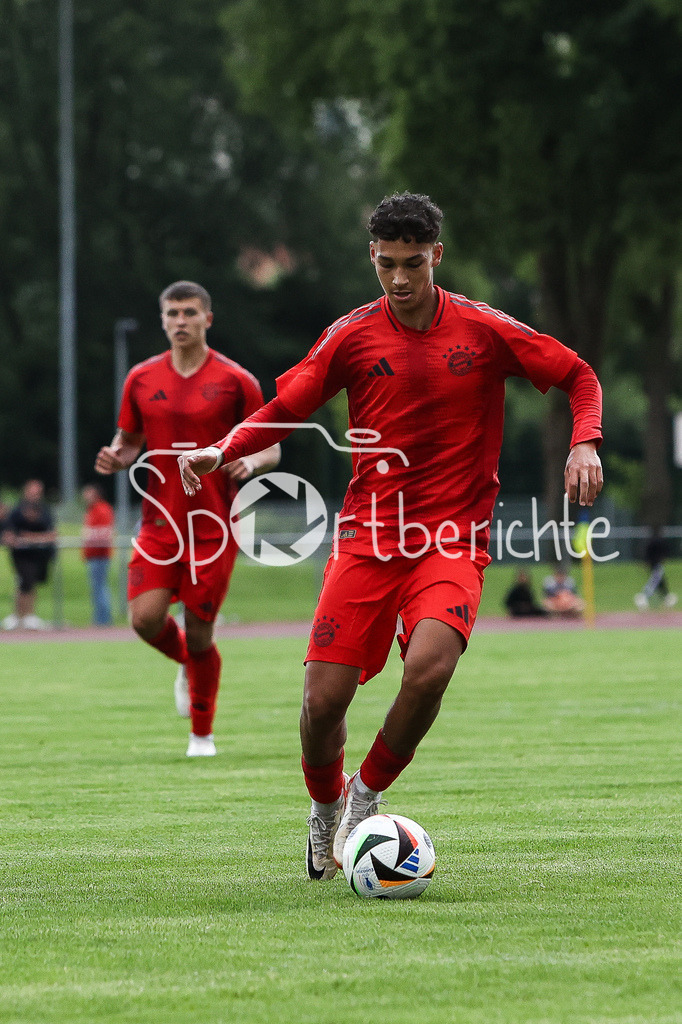 SSV Dillingen - FC Bayern Amateure | am Ball Yousef QASHI (FCB #17) / Freisteller / Einzelfoto