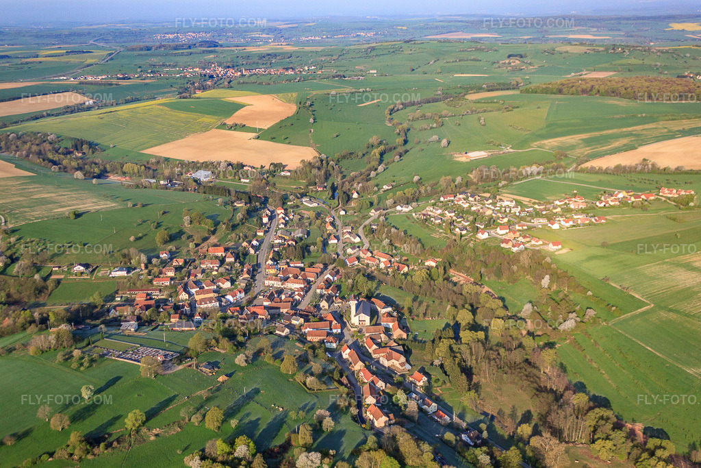 Aerial view: View of the town from the east in Volmunster in the state Moselle, France. – Photo: IMG_39655.jpg taken on 04/16/2011 by Werner Riehm/FLY-FOTO.com – Resolution of the original: 4752 x 3168 px