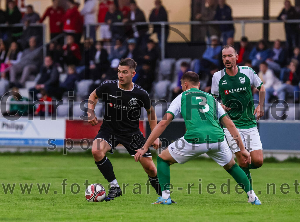 2023-08-09_097_FC_Schwaig_gegen_TuS_Geretsried | Deutschland, 09.08.2023:
Fußball, Landesliga Südost 2023 / 2024, 5. Spieltag, FC Schwaig gegen TuS Geretsried, Endergebnis: 4:1

Raffael Ascher (FC Schwaig, #9), Kenan Numanovic (TuS Geretsried, #3), Benjamin Fister (TuS Geretsried, #23)

Foto: Christian Riedel / fotografie-riedel.net