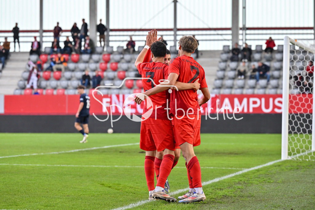FC Bayern München U19 - SpVgg Unterhaching U19 | Jubel der Bayern nach dem Treffer zum 2-1 durch Magnus DALPIAZ (FC Bayern München U19 #2) / Freude / Happy / Tor / Torschuetze