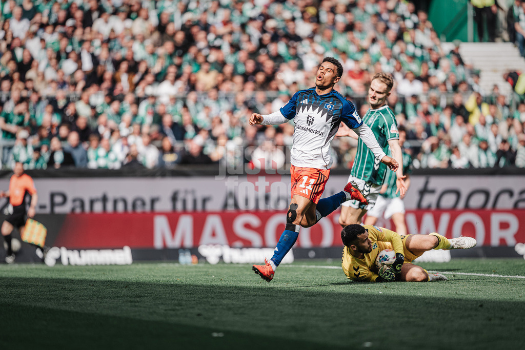 Fußball | Männer | Saison 2025/2026 | 1. Fußball-Bundesliga | 30. Spieltag | SV Werder Bremen vs. Hamburger SV | 18.04.2026 | v.l. Ransford-Yeboah Königsdörffer (#11, HSV) ärgert sich, Mio Backhaus (#30, SV Werder Bremen) hält einen Ball