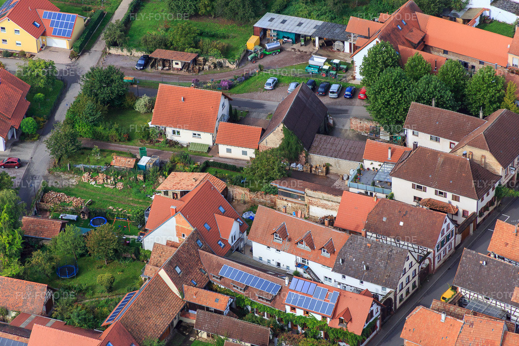 Luftbild: Am Pfarrgarten im Ortsteil Heuchelheim in Heuchelheim-Klingen im Bundesland Rheinland-Pfalz in Deutschland. Foto: IMG_072655.jpg vom 19.09.2014 durch Werner Riehm/FLY-FOTO.deAuflösung des Originals: 5472 x 3648 px