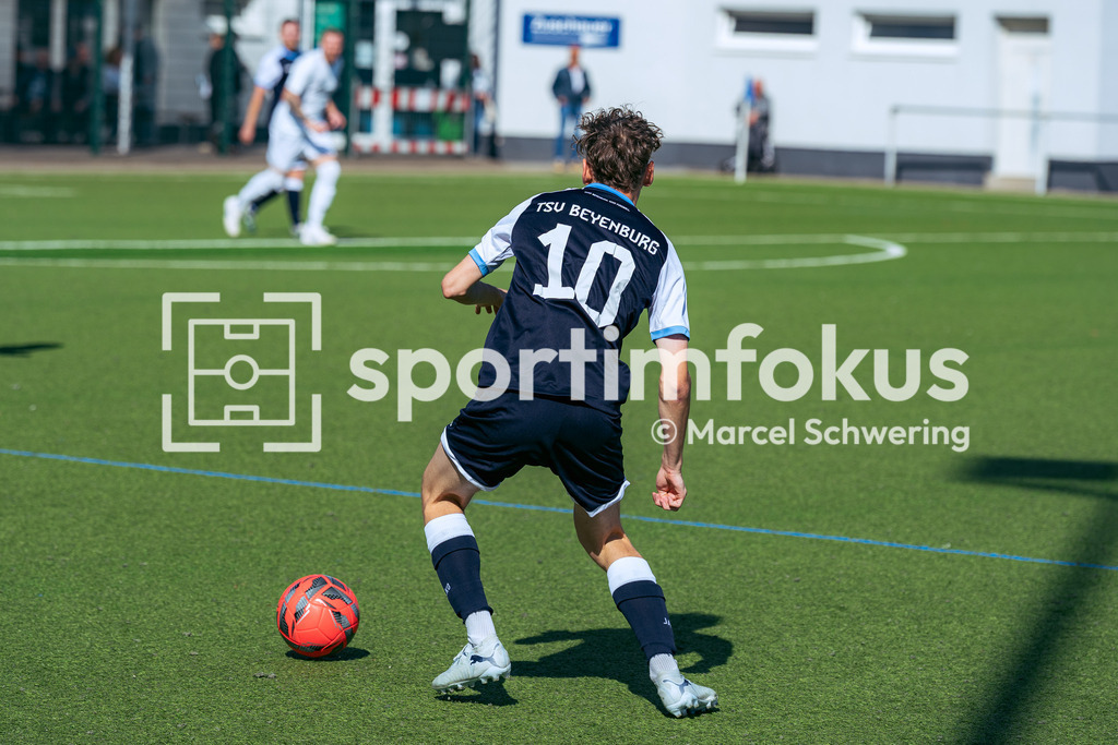 SV Jägerhaus-Linde – TSV Beyenburg | Moritz Huth (10, TSV Beyenburg) am Ball. Kreisliga A: SV Jägerhaus-Linde gegen TSV Beyenburg, Wuppertal, 27.09.2026. Endstand: 1:2 (0:1). sportimfokus / Marcel Schwering - Realisiert mit Pictrs.com