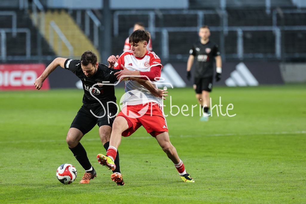 FC Bayern Amateure - TSV Buchbach | im Duell  Philipp WALTER (TSV #6) und Javier FERNANDEZ GONZALEZ (FCB #37) / Zweikampf