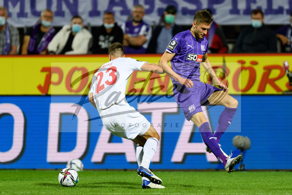 OSNVKO2021090620210906_205 | Fussball, Herren: Moritz Fritz (FC Viktoria Koeln) und Felix Higl (VfL Osnabrueck) im Zweikampf beim Spiel der 3. Liga zwischen VfL Osnabrueck und FC Viktoria Koeln im Stadion an der Bremer Bruecke am 06.09.2021 in Osnabrueck, Deutschland.DFB / DFL REGULATIONS PROHIBIT ANY USE OF PHOTOGRAPHS AS IMAGE SEQUENCES AND/OR QUASI-VIDEO. - Realisiert mit Pictrs.com
