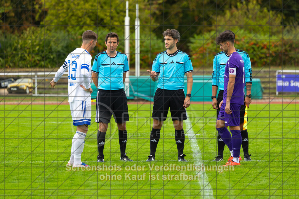 20261010_152843_0678_(c)_by_PhotoPeet | #,1.FC Eislingen (weiß) vs. TSV Bernhausen (lila), Fussball, Landesliga 2 - wfv, 11. Spieltag, Saison 2026/2027, Rasenplatz, Eichbachstation, Haldenstraße, 73054 Eislingen, 10.10.2026 - 15:30 Uhr,Foto: PhotoPeet / Sport- &amp; Eventfotografie / Peter Harich