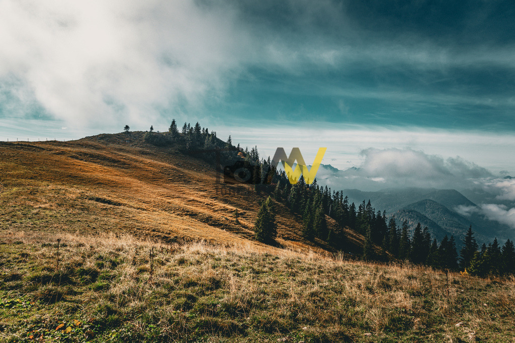 Sanfter Blick über die Berghügel am Tegernsee | Schöner herbstlicher Blick über die Berge in der Nähe des Buchsteins am Tegernsee. - Realisiert mit Pictrs.com