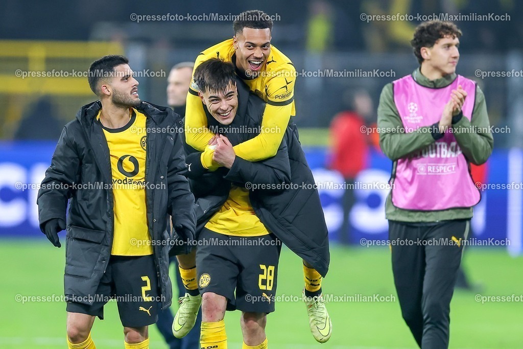 UCL25112502154 | 25.11.2025, Fußball, UEFA Champions League, Borussia Dortmund - FC Villarreal, BVB Stadion, 5. Spieltag, Saison 2025 2026: Gute Laune nach dem 4:0 Sieg beim Abschlussjubel des BVB Yan Couto&nbsp;(BVB #02) neben Aaron Anselmino&nbsp;(BVB #28) und Jobe Bellingham&nbsp;(BVB #07)  Regulations prohibit any use of photographs as image sequences and or quasi-video.