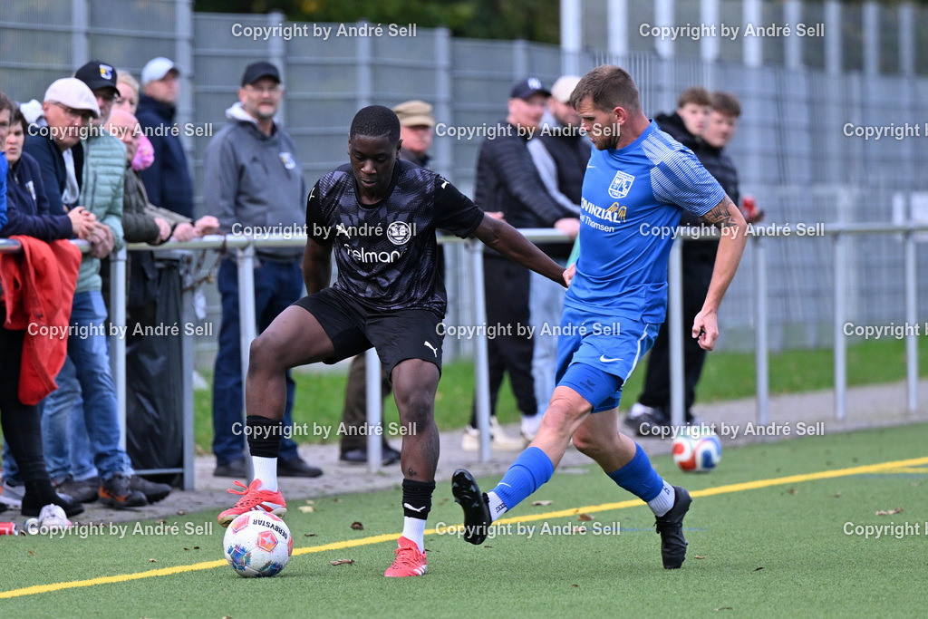 TSV Klausdorf vs SV Dörpum | Nils Adjamgba (Klausdorf #2) vs Malte Johannsen (Dörpum #11) / Fußball-Landesliga Schleswig Männer 2026/2027 / TSV Klausdorf vs SV Dörpum / Kunstrasenplatz Klausdorf / Schwentinental / 17.10.26 - Realisiert mit Pictrs.com