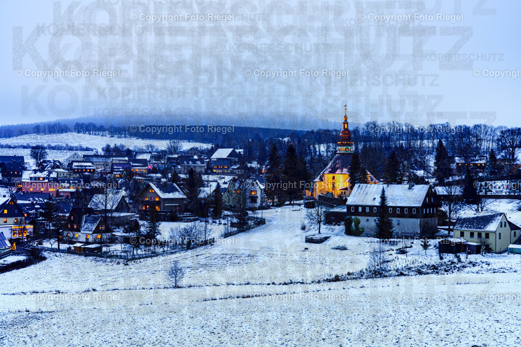 Winterlandschaft in Seiffen | Seiffener Kirche inmitten des weihnachtlichen Dorfes. - Realisiert mit Pictrs.com