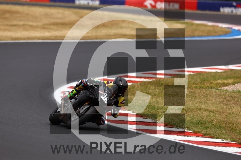 0919-20240726_01385 | Schöne Erinnerungen an spannende Momente - das festzuhalten ist unser Job. PIXELrace.de ist seit 2003 auf den Rennstrecken Europas unterwegs um die Action draußen beim Fahren und die wunderbare Stimmung imm Fahrerlager für euch einzufangen.