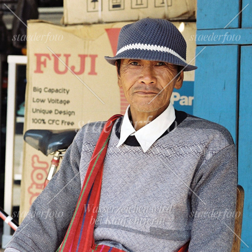 Mann_mit_Hut | Der Fotograf für Portraitfotografie aus Berlin | staederfoto.de - Realisiert mit Pictrs.com