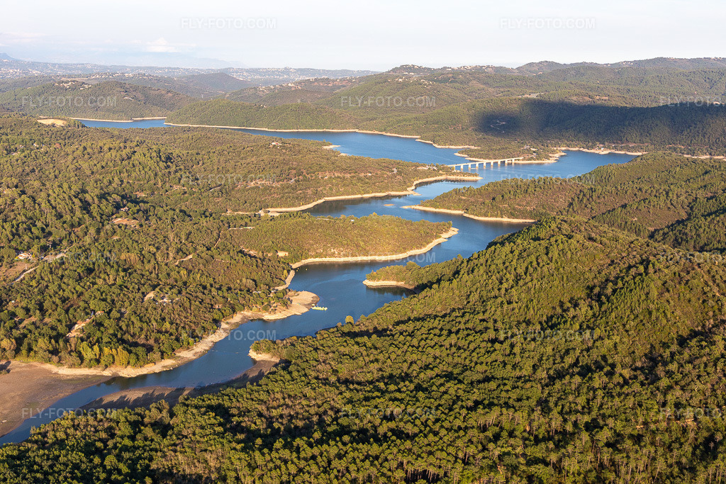 Aerial view: Reservoir: Lac Cassien - Faience in Montauroux in the state Var, France. – Photo: IMG_129501.jpg taken on 09/18/2021 by Werner Riehm/FLY-FOTO.com – Resolution of the original: 5472 x 3648 px