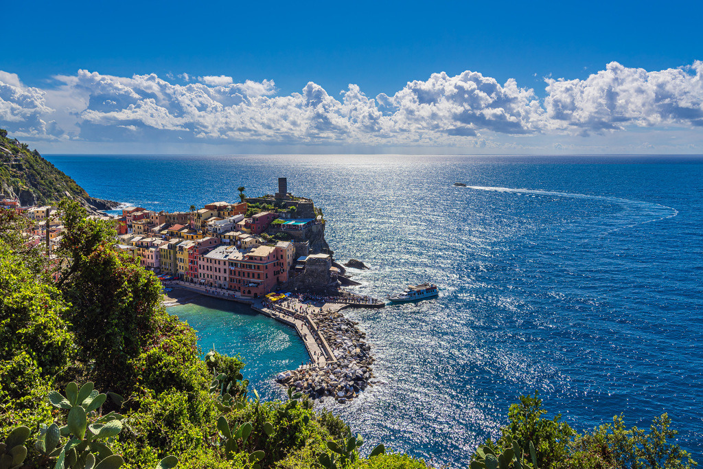 Blick auf Vernazza an der Mittelmeerküste in Italien | Blick auf Vernazza an der Mittelmeerküste in Italien.