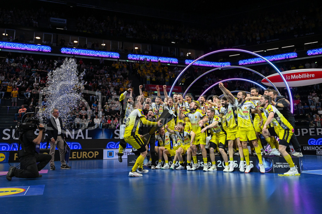 Zug United - HC Rychenberg - 25. April 2026 | Michel Wöcke (#22 HC Rychenberg Winterthur) präsentiert den Pokal seinen Mitspielern am L-UPL Superfinal-Spiel zwischen Zug United und HC Rychenberg am 25. April 2026 in der BCF Arena, Fribourg, Schweiz.Bild: Sportfotografie Markus Aeschimann | www.markus-aeschimann.ch - Realisiert mit Pictrs.com