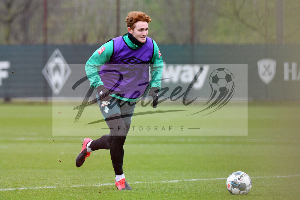20200227_TRASVW_0074 | Fussball, Herren: Joshua Sargent (Werder Bremen) in Aktion, am Ball, Einzelaktion waehrend der Trainingseinheit des SV Werder Bremen auf dem Trainingsplatz am wohninvest Weserstadion am 27.02.2020 in Bremen, Deutschland. - Realisiert mit Pictrs.com