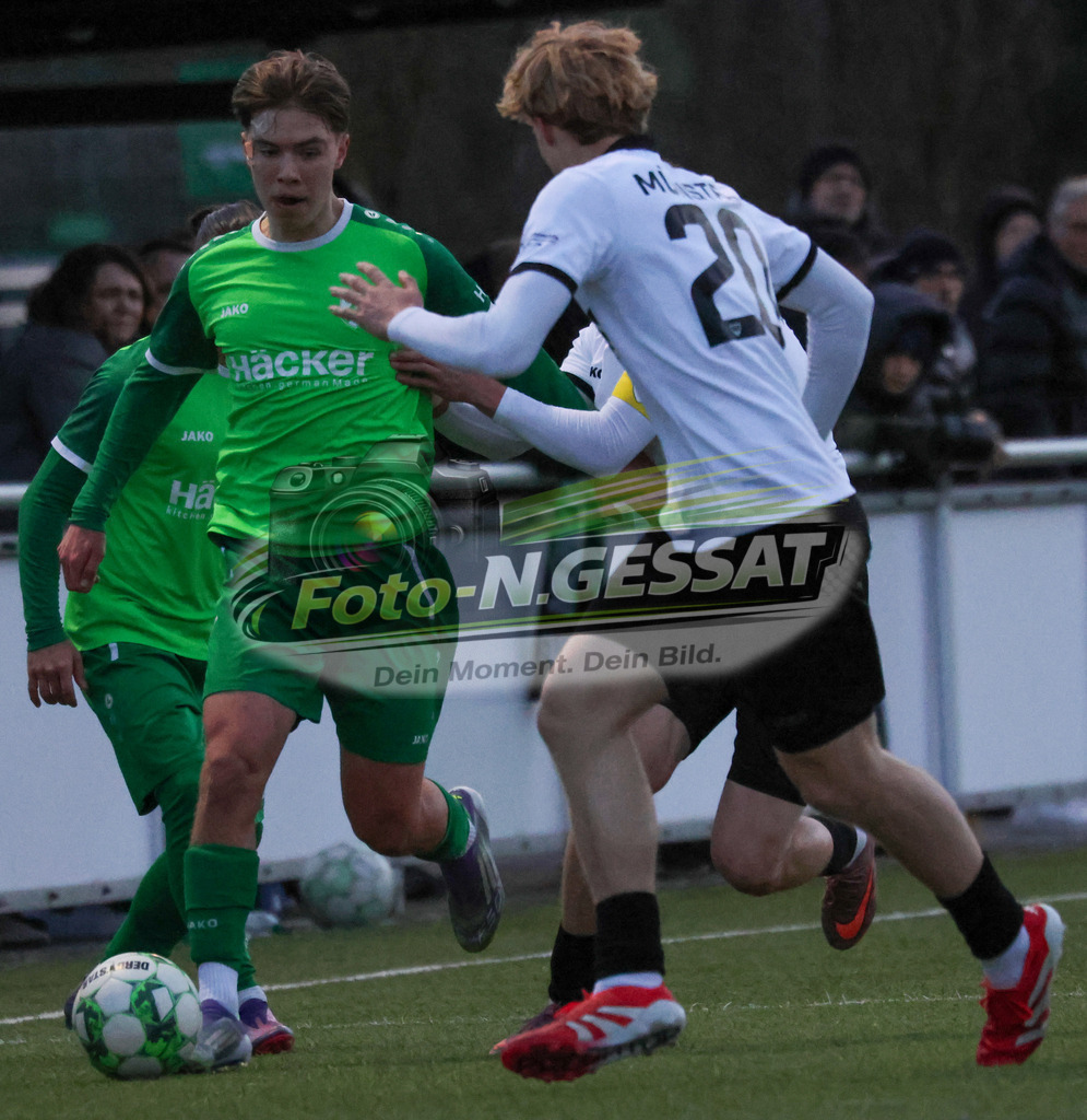 SV Rödinghausen - SC Preußen Münster | Auf dem Bild zu sehen: grün SV Rödinghausen: David Krause ; weiß SC Preußen Münster v.l.: Malte VarelmannSV Rödinghausen, SC Preußen Münster, Saison 25/26, A-Jugend Westfalenpokal, Achtelfinale, U19, Deutschland - Realisiert mit Pictrs.com