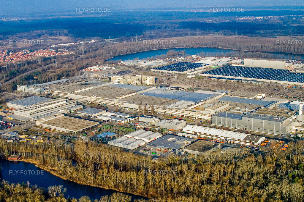 Daimler Trucks von Süden | Luftbild: Daimler Trucks von Süden im Ortsteil Maximiliansau in Wörth im Bundesland Rheinland-Pfalz in Deutschland. Foto: IMG_9072.jpg vom 15.12.2007 durch Werner Riehm/FLY-FOTO.de - Realisiert mit Pictrs.com