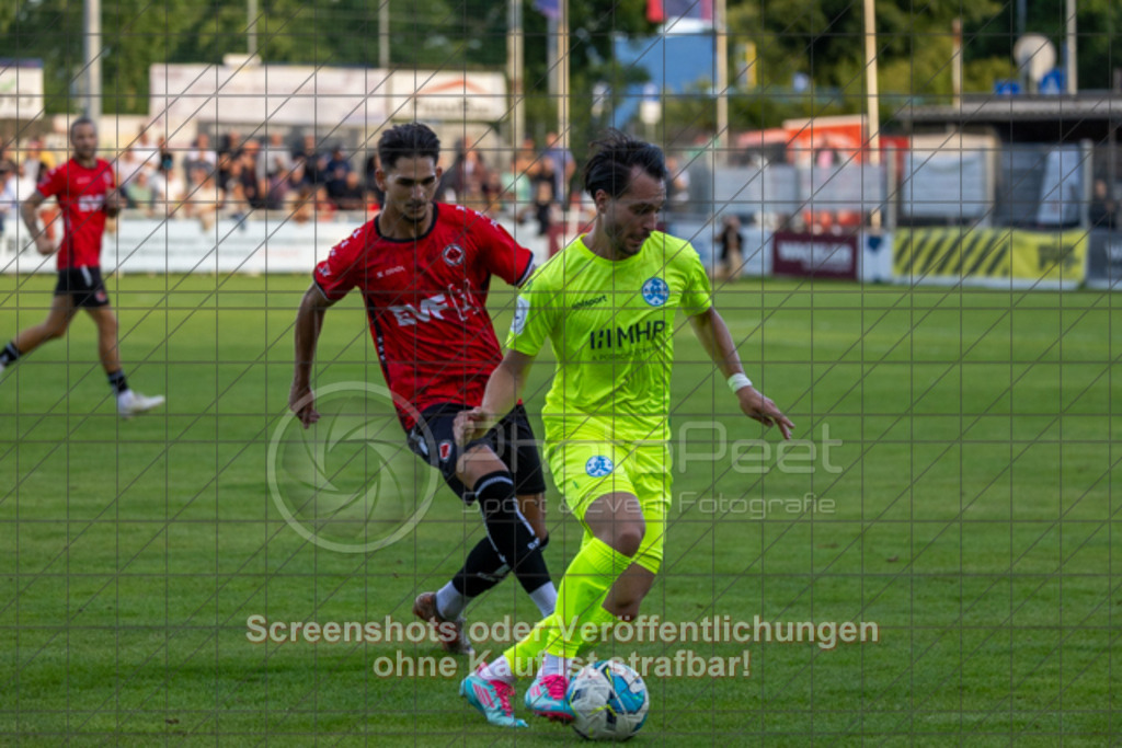 20250729_195356_0253 | #,1.Göppinger SV (rot) vs. SV Stuttgarter Kickers (gelb), Fussball, DB-Regio-WFW-Pokal - wfv, 2.Runde, Saison 2025/2026, Rasensportplatz Stadion SV Göppingen, Hohenstaufenstr. 116, 73033 Göppingen, 29.07.2025 - 19:00 Uhr,Foto: PhotoPeet-Sportfotografie/Peter Harich