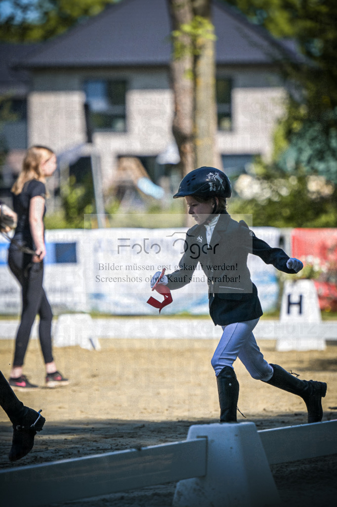 DOS_8113 | Entdecke hochwertige Reitturnierfotos von Foto Oger. Professionell, emotional und authentisch – jetzt Lieblingsmomente im Shop bestellen.Deutschlandweite Turnierfotografie. - Realisiert mit Pictrs.com