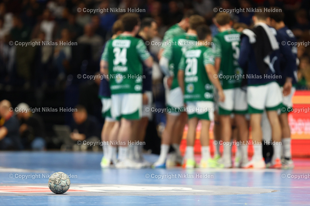 NH_HSVHamburg_FüchseBerlin_HandballBundesliga_23122025 | Ein Spielball auf dem Hallenboden vor dem Teamkreis der Füchse Berlin.Handball I Herren I Bundesliga (Daikin HBL) I Saison 2025-2026 I 24. Spieltag I Handball Sport Verein Hamburg - Füchse Berlin I 23.12.2025 I Barclays Arena