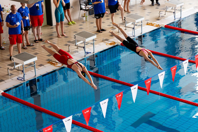 DLRG, Wettkampf, Rettungssport, Landesverbandsmeisterschaften 2026 13.06.2026 | Bedburg, Deutschland - June, 13: Unger, Sarah (rechts) aus dem Verein DLRG Moenchengladbach und Aehling, Emma (links) aus dem Verein DLRG Hochneukirch im Lauf Nr. 67 der Landesverbandsmeisterschaften 2026 im MonteMare Bedburg. In dem Lauf Nr. 67 traten die Teilnehmenden in der Disziplin 50 m kombinierte Rettungsübung gegeneinander an. (Foto: Benedikt Lang (DLRG) - Realisiert mit Pictrs.com