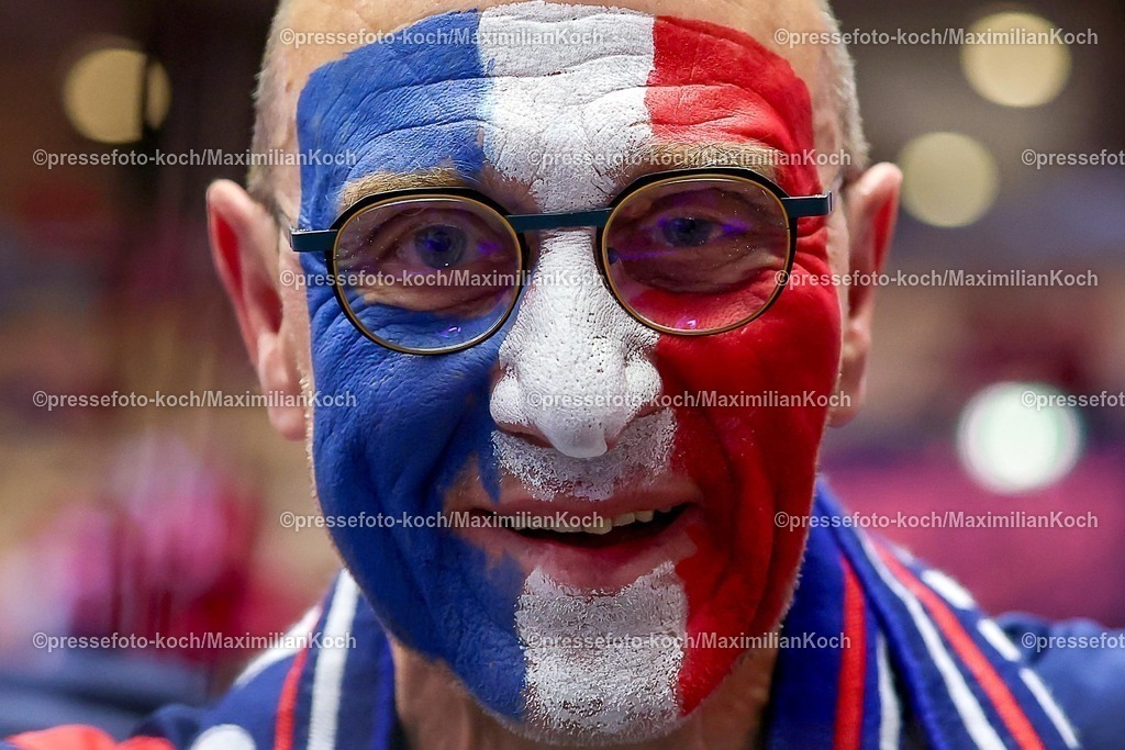 EHF24012601145 | 24.01.2026, Handball, Men's EHF EURO 2026, Frankreich - Portugal, Jyske Bank Boxen in Herning, Dänemark, Main Round: Feature Ein geschminkter Fan jubelnd nach dem Sieg der Franzosen
