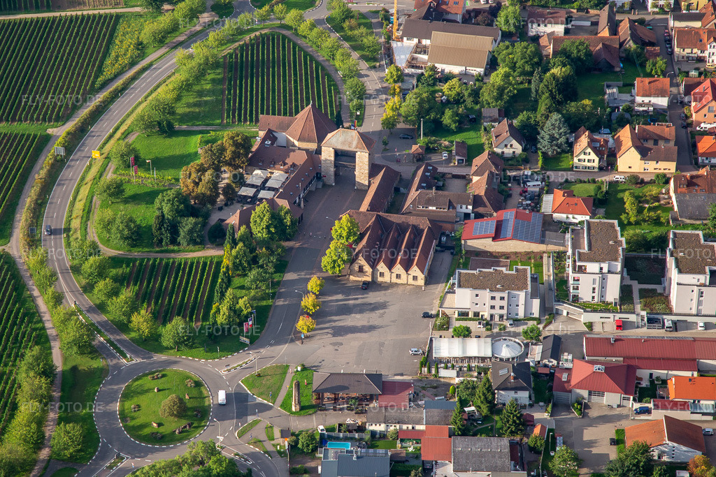 Luftbild: Deutsches Weintor von Norden in Schweighofen im Bundesland Rheinland-Pfalz in Deutschland. Foto: IMG_137706.jpg vom 12.08.2023 durch Werner Riehm/FLY-FOTO.de