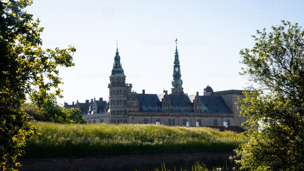 Kronborg Slot | Schloss Kronborg ist eine Festung in Helsingør auf der dänischen Insel Seeland. Kronborg liegt auf einer Landzunge am äußersten nordöstlichen Ende der Insel Seeland. Nur etwa vier Kilometer von der schwedischen Küste bei Helsingborg entfernt, diente die Festung zur Überwachung der Einfahrt in den Öresund. Wikipedia - Realisiert mit Pictrs.com
