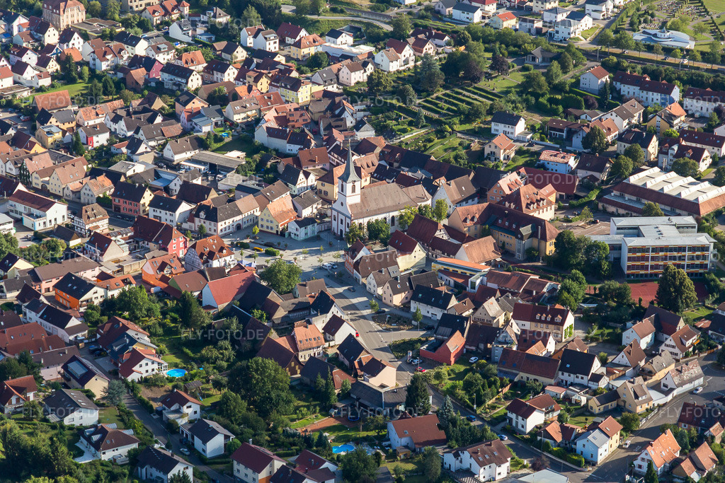 Luftbild: Ortsansicht der Straßen und Häuser der Wohngebiete im Ortsteil Jöhlingen in Walzbachtal im Bundesland Baden-Württemberg in Deutschland. Foto: IMG_093414.jpg vom 22.08.2016 durch Werner Riehm/FLY-FOTO.de
