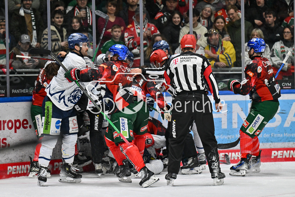 Augsburger Panther - Straubing Tigers | Kurz vor der zweiten Pause gab es noch eine kleine Rangelei / DEL: Augsburger Panther - Straubing Tigers, Curt Frenzel Stadion am 29.11.2024
