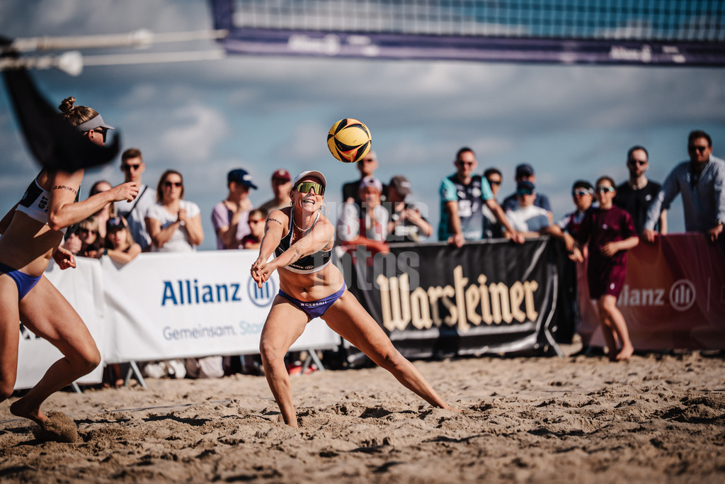Beachvolleyball | Frauen | Deutsche Meisterschaften 2025 Timmendorfer Strand | 04.09.2025 | Karla Borger spielt den Ball