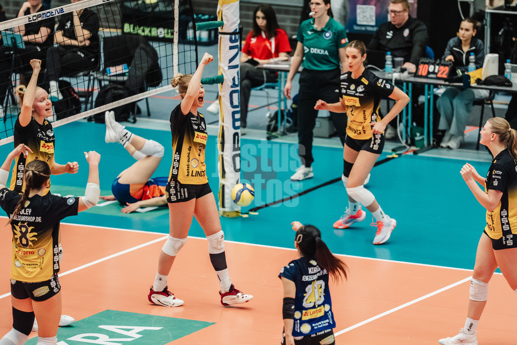 Volleyball | Frauen | Saison 2025/2026 | Volleyball Bundesliga | ETV Hamburger Volksbank Volleys vs. VfB Suhl LOTTO Thüringen | 07.03.2026 | Suhl jubelt, in der Mitte Hannah Hartmann (#5, VfB Suhl LOTTO Thüringen)