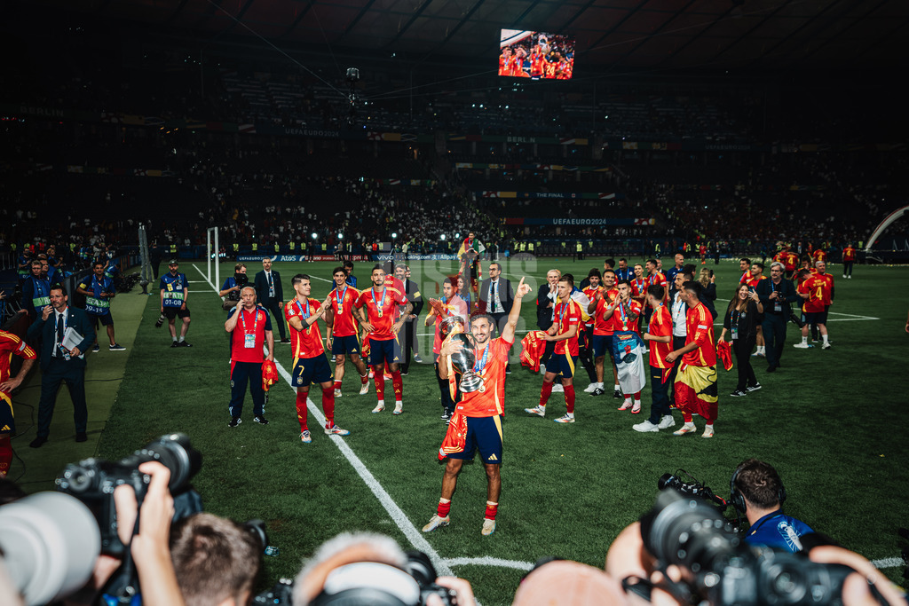Fußball | Herren | UEFA-Fußball-Europameisterschaft 2024 | Finale | Spanien vs. England | 14.07.2024 | Jesus Navas (#22, Spanien) mit dem Pokal