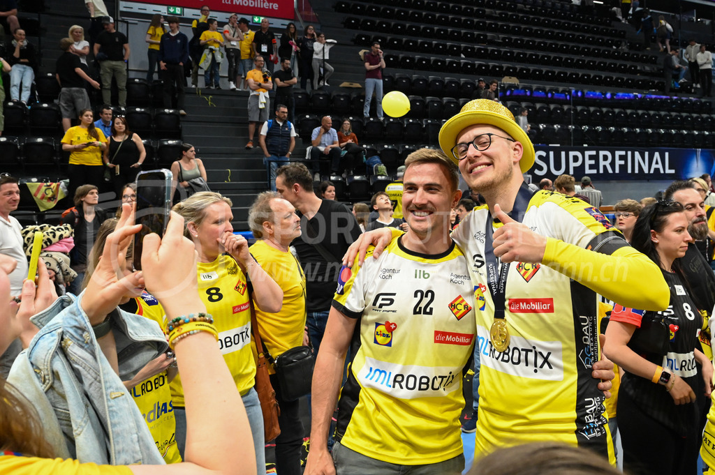 Zug United - HC Rychenberg - 25. April 2026 | Michel Wöcke (#22 HC Rychenberg Winterthur) mit Unterstützer am L-UPL Superfinal-Spiel zwischen Zug United und HC Rychenberg am 25. April 2026 in der BCF Arena, Fribourg, Schweiz.Bild: Sportfotografie Markus Aeschimann | www.markus-aeschimann.ch - Realisiert mit Pictrs.com