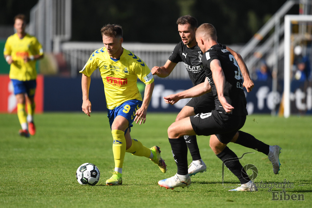 SV Atlas-Delmenhorst-Borussia Mönchengladbach | DFB-Pokal 1. Runde;SV Atlas Delmenhorst (gelb)-Borussia Mönchengladbach (schwarz) am 17.08.2025 in Oldenburg (Marschweg-Stadion), Photo: Philip Eiben 2025 - Realisiert mit Pictrs.com