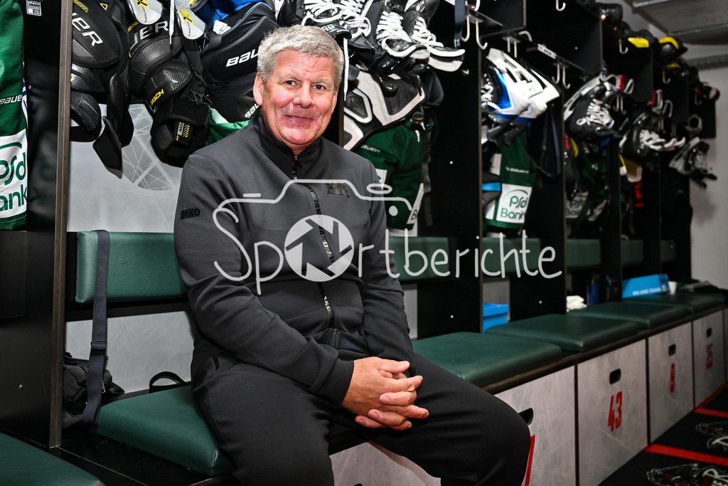 Augsburger Panther 2025/26 | im Bild der neue Cheftrainer der Augsburger Panther Bill PETERS Trainer Augsburger Panther / Einzelfoto / Freisteller / in der Kabine / Media Day Augsburger Panther: Curt-Frenzel Stadion am 06.08.2025