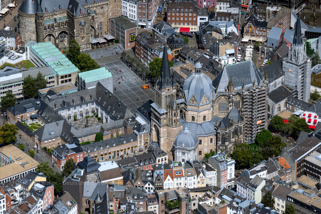 4048949 | Aachener Dom, auch Hoher Dom zu Aachen, Aachener Münster oder Aachener Marienkirche, ist die Bischofskirche des Bistums Aachen und das bedeutendste Wahrzeichen der Stadt Aachen
