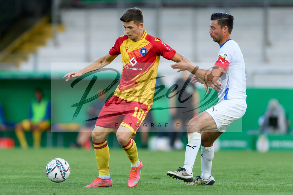 LOTKSC20210809_215 | Fussball, Herren: Marvin Wanitzek (Karlsruher SC) und Timo Brauer (Sportfreunde Lotte) im Zweikampf beim Spiel der 1. Runde im DFB-Pokal zwischen SF Lotte und Karlsruher SC im Stadion am Lotter Kreuz am 09.08.2021 in Lotte, Deutschland.DFB / DFL REGULATIONS PROHIBIT ANY USE OF PHOTOGRAPHS AS IMAGE SEQUENCES AND/OR QUASI-VIDEO. - Realisiert mit Pictrs.com
