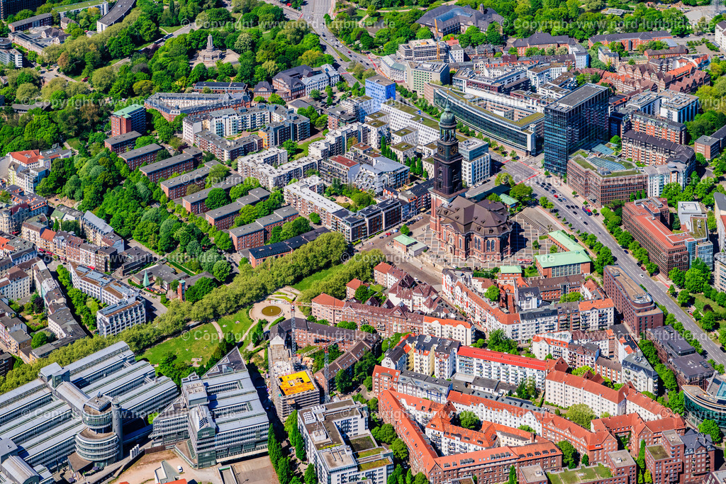 Hamburg_St_Michaelis_Michel_Kirche_ELS_5225010525 | HAMBURG 01.05.2025 Hauptkirche Sankt Michaelis "Michel" im Stadtteil Neustadt in Hamburg, Deutschland. Weiterführende Informationen bei: Hauptkirche St. Michaelis. // Main church Sankt Michaelis "Michel" in the district Neustadt in Hamburg, Germany. Further information at: Hauptkirche St. Michaelis. Foto: Martin Elsen