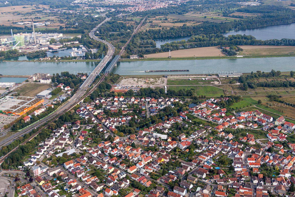 Luftbild: Fluß - Brückenbauwerke der Bundesstraße 10 und der Regionalbahn über den Rhein zwischen Karlsruhe Maxau und Wörth am Rhein im Ortsteil Maximiliansau in Wörth im Bundesland Rheinland-Pfalz in Deutschland. Foto: IMG_53290.jpg vom 23.09.2012 durch Werner Riehm/FLY-FOTO.de