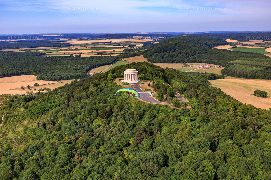 Luftbild: Amerikanisches Kriegerdenkmal Butte de Montsec in Montsec im Bundesland Meuse in Frankreich. – Foto: IMG_083307.jpg vom 12.07.2015 durch Werner Riehm/FLY-FOTO.de – Auflösung des Originals: 5472 x 3648 px – Montsec American Monument - American Battle Monuments Commission (ABMC)
