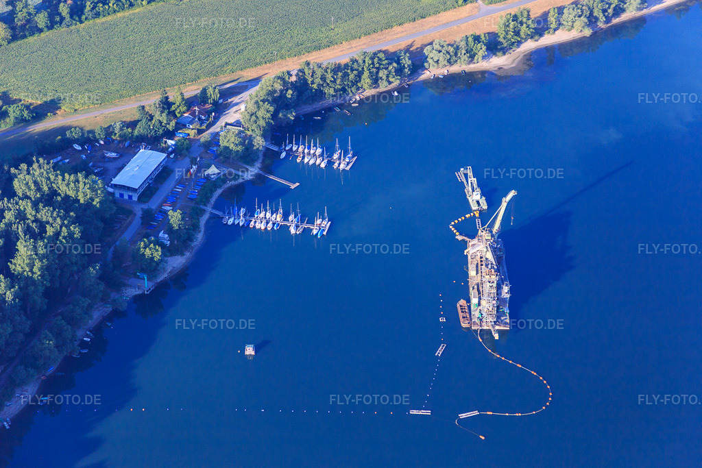 Luftbild: Schwimmbagger im Landeshafen Wörth mit Segelclub RKC Wörth e.V. im Ortsteil Maximiliansau in Wörth im Bundesland Rheinland-Pfalz in Deutschland. Foto: IMG_083848.jpg vom 26.07.2015 durch Werner Riehm/FLY-FOTO.deSegelclub RKC Wörth e.V. - Segeln in Rheinland-Pfalz - Tel. 07271 - 769 89 27